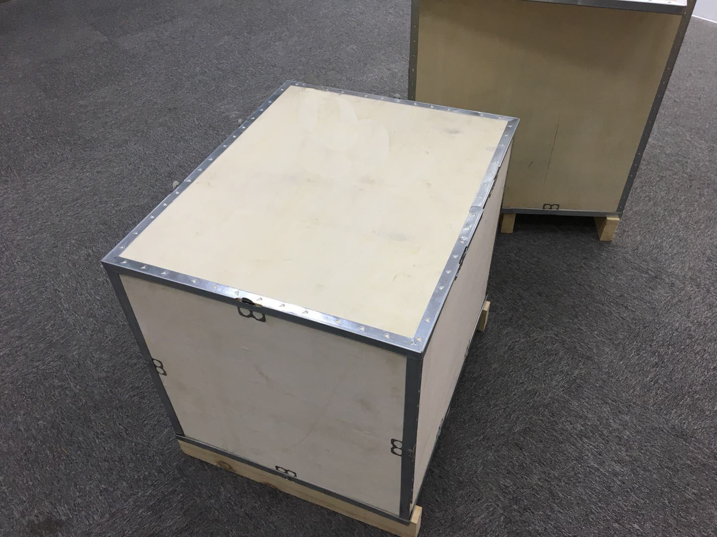 钢边箱的生产制作需要哪些设备？